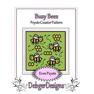 Könnte beinhalten: Ein druckbares Muster für einen Perlenuntersetzer mit einem Design von fleißigen Bienen auf grünem Hintergrund. Das Muster heißt "Busy Bees Peyote Coaster Pattern" und ist für geraden Peyotestich.