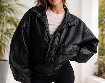 Damen schwarze Premium Leder Bomberjacke, übergroße gerade geschnittene Schaflederjacke. Damen Lederjacke, Damen weiche Lederjacke