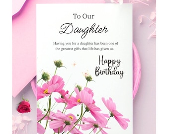 Könnte beinhalten: Geburtstagskarte mit der Aufschrift "To Our Daughter" in eleganter Schrift. Die Karte zeigt rosa Kosmosblumen und die Worte "Happy Birthday". Der Hintergrund ist ein zartes Rosa.
