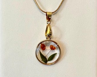 Collar con colgante de resina: flores secas prensadas, cadena chapada en oro.