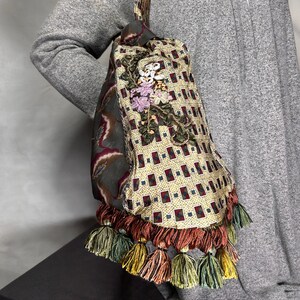 Bolso de hombro bohemio hecho a mano, diseño personalizado, patrón de flecos con borlas gitanas, rico lazo de seda, roseta, moderno bolso hippie, espacioso, completamente forrado