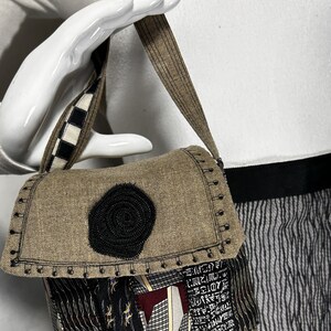 Bolso bandolera de diseñador estilo boho OAKK, bolso bandolera con motivo de seda hecho a mano personalizado, detalles de alta costura reciclados, tamaño de celda de 8" x 4" x 4"