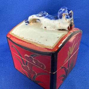 Vintage trinket box red lacquerware w porcelain shard inlay lid