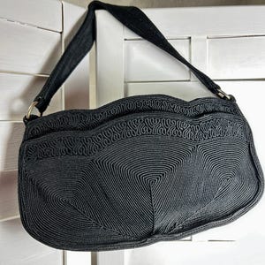 Bolso de mano clásico de cordura negra vintage, años 40, MCM, retro, sin etiqueta, en perfecto estado, con bolsillo con borde festoneado, color negro básico, con cremallera, 25,4 x 15,2 cm.