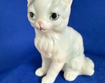 Vintage white cat hand painted cast ceramic figurine, 1.5”x1.5”