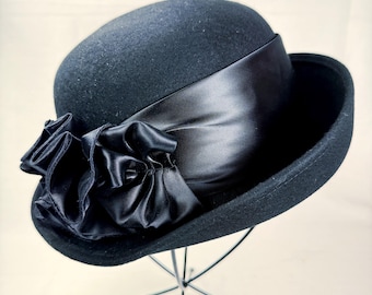 Vintage black felt bowler womens hat Amanda Smith satin ribbon band