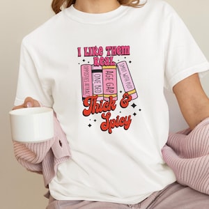 Funny Graphic T-Shirt for Book Lovers | I Like Them Hot & Spicy | Gift for Readers | Literary Shirt | Bookish | SMUT