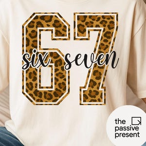 67 SVG gepardtryck | Six Seven PNG | Trendig meme-tröjadesign | Retro leopardnummer från universitetet | Digital nedladdning för Cricut och sublimering