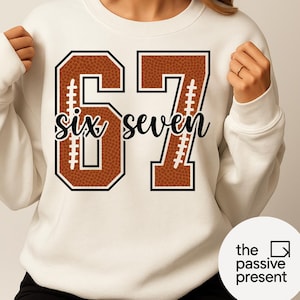 67 Fotboll SVG | Six Seven PNG | Matchdagens Varsity-nummer | Sporttröjadesign | Digital nedladdning för Cricut och sublimering | Trendande 67