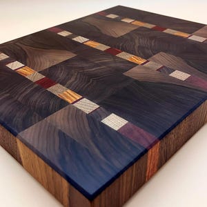 Tabla de cortar de nogal de grano final con incrustaciones de madera exótica vibrante / Bloque de carnicero de arte funcional / Padauk, palo de sangre, palo morado, madera de canario