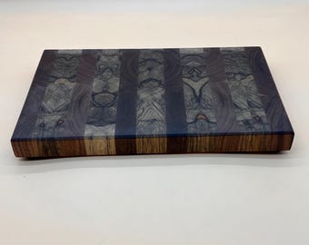 Tabla de cortar con vetas transversales de nogal y limba negra