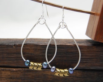 Handgjorda örhängen i sterlingsilver: Droppformade pärlor och mässingsdetaljer