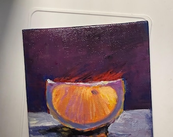 Puede incluir: Pintura al óleo de una rodaja de fruta cítrica, con tonos naranja, morado y rojo. La obra de arte está sobre un lienzo cuadrado, con un fondo morado oscuro y una superficie reflectante debajo de la fruta. Es una naturaleza muerta.