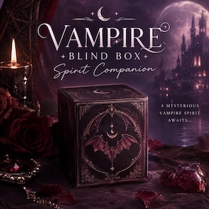 Może przedstawiać: Kwadratowe czarne pudełko z napisem VAMPIRE BLIND BOX Spirit Companion oraz grafiką nietoperza i półksiężyca. Tekst A MYSTERIOUS VAMPIRE SPIRIT AWAITS jest nadrukowany z boku. Pudełko posiada ozdobne złote detale w formie filigranowych obramowań.