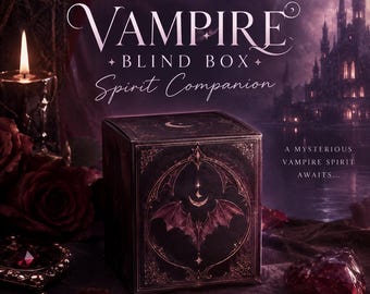 Puede incluir: Una caja cuadrada negra etiquetada VAMPIRE BLIND BOX Spirit Companion con un gráfico de un murciélago y una luna creciente. El texto A MYSTERIOUS VAMPIRE SPIRIT AWAITS está impreso en el lateral. La caja presenta detalles de bordes en filigrana dorada.