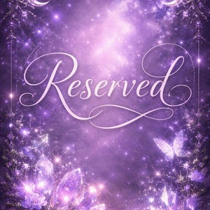 Puede incluir: Ilustración digital en tonos morados y blancos, con la palabra "Reserved" en cursiva. La imagen presenta cristales, mariposas y elementos florales, sobre un fondo celestial estrellado.