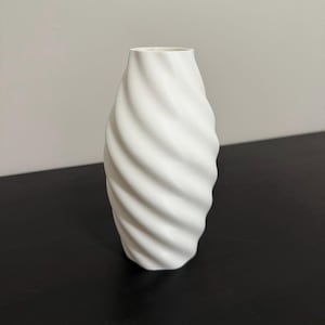 White Swirl Vase – Elegant Decorative Centerpiece