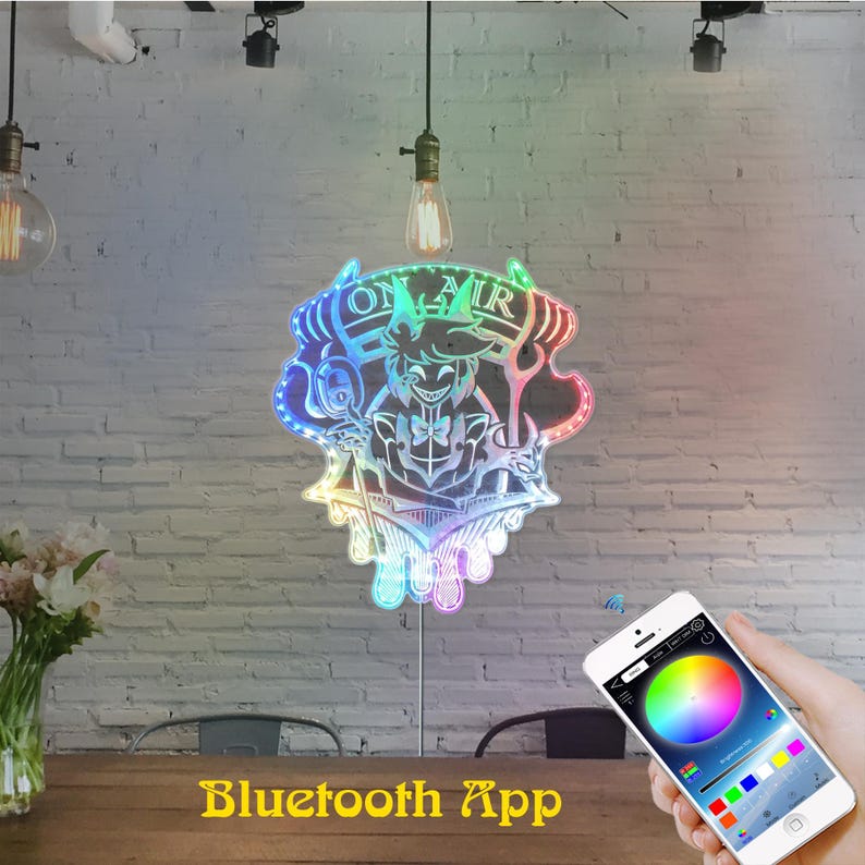 Puede incluir: Un letrero LED multicolor con un personaje de dibujos animados y el texto "ON AIR". Se controla mediante una aplicaci&oacute;n Bluetooth en un smartphone, ofreciendo varias opciones de color.