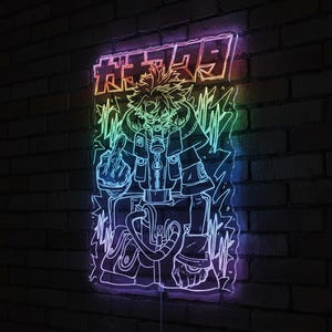 Pode incluir: Letreiro de néon com um personagem em estilo anime com uma máscara de gás e um gesto. O letreiro tem uma borda gradiente de arco-íris e texto japonês no topo, montado em uma parede de tijolos.