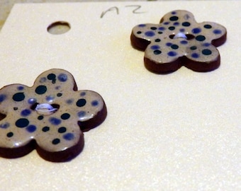 Paire de petits boutons de poterie en céramique faits à la main -2 petits boutons de poterie peinte à la main en fleur crème bleue C88