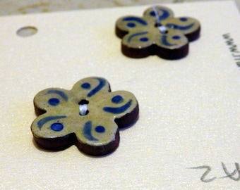 Paire de petits boutons en poterie céramique faits main - 2 petits boutons de poterie peinte à la main fleur crème bleue C87