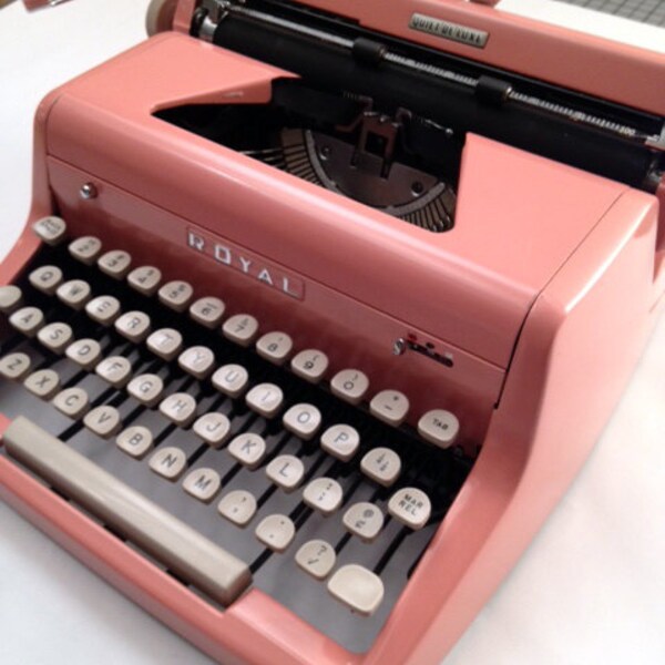 PINK Royal Quiet De Luxe manual typewriter