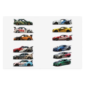 Può includere: Una collezione di dieci illustrazioni stilizzate di auto. Le auto sono in vari colori, tra cui verde, bianco, arancione, rosso, blu e argento. Ogni auto ha uno spoiler e design grafici unici, suggerendo un tema di corse o auto personalizzate.