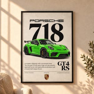Könnte beinhalten: Ein gerahmtes Poster mit einem hellgrünen Porsche 718 Cayman GT4 RS. Der Text lautet PORSCHE 718, GT4 RS und enthält eine Beschreibung des Motors und Fahrwerks des Autos sowie das Porsche-Wappenlogo in der unteren Mitte.