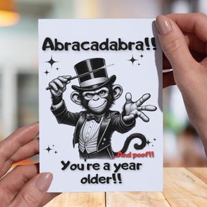 Digital nedladdning av gratulationskort, magisk apa, tecknad rolig, kvick ungdom, italienska, engelska, tyska, utskrivbar, hemma