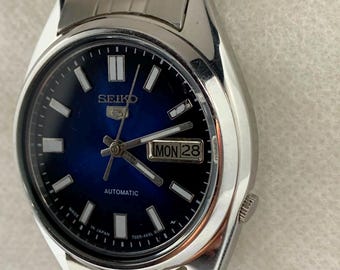 Montre homme Seiko 5 Automatique 7009, cadran bleu soleillé, jour et date, révisée au Japon