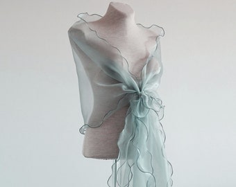 Schal aus Salbei-Organza. Vertuschen, Organza-Schal. Schal für die Mutter der Braut in heller Salbeifarbe. Schulterbedeckung.
