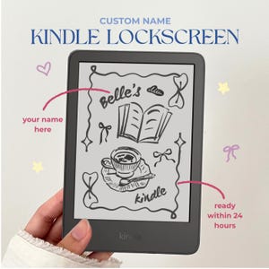 Puede incluir: Un lector de libros electrónicos Kindle con un diseño de pantalla de bloqueo personalizado. La pantalla muestra una ilustración dibujada a mano de un libro, una taza de té y elementos decorativos. El texto en la parte superior dice "CUSTOM NAME KINDLE LOCKSCREEN". El diseño incluye el texto "Belle's" y "kindle".