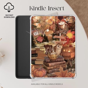 Może przedstawiać: Przezroczyste etui na Kindle z motywem jesiennym. Etui zawiera kolaż elementów jesiennych, w tym dynie, liście, książki i znak z napisem "Corn Maze". Widoczny jest również tekst "Kindle Insert" i "Instant Download".