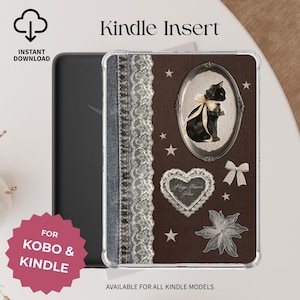 Op de afbeelding: Een Kindle-inzetstuk met een donkerbruine achtergrond, een strook met spijkerstoftextuur en witte kanten rand. Het ontwerp bevat een zwarte kat in een ovaal frame, een hartvormig kanten embleem met tekst, een witte strik, een bloem en sterren.