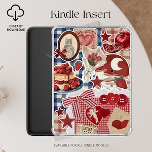 Op de afbeelding: Een doorzichtige Kindle-hoes met een collage-ontwerp met een kattenportret, aardbeien, harten en een bioscoopkaartje. De hoes heeft de tekst "Kindle Insert" en "Instant Download". Het ontwerp bevat rode, witte en blauwe elementen.