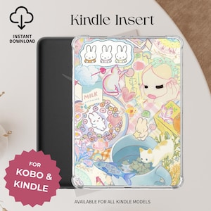 Può includere: Una custodia trasparente per Kindle con un colorato design a cartoni animati con conigli, gatti e cibo. La custodia è mostrata con un dispositivo Kindle nero. Il testo sulla custodia recita "Kindle Insert" e "Available for all Kindle models."