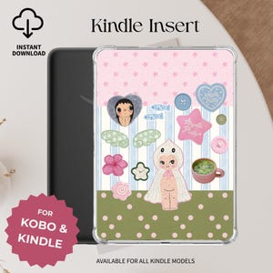 Puede incluir: Un inserto transparente para Kindle con un collage de estrellas rosas, rayas azules y lunares verdes. Los gráficos incluyen un personaje con capucha, una estrella rosa con el texto Angelic Pretty, un corazón, botones, alas, una flor y una taza rosa.