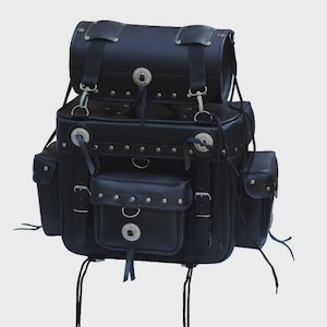 Könnte beinhalten: Schwarzes Motorradgepäck-Set aus Leder mit mehreren Fächern, silbernen Nieten und dekorativen Metallakzenten. Verfügt über eine Topbox und Seitentaschen, die mit Riemen und Schnallen befestigt werden. Inklusive Aufhängebändern.