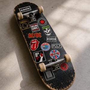 100 st rockbandklistermärken, vattentäta vinyldekaler för laptop, vattenflaska, gitarr, skateboard och bagage, pop metal punk bild 9