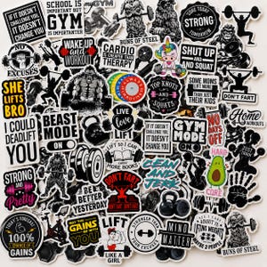 Może przedstawiać: Kolekcja różnorodnych naklejek winylowych z grafikami o tematyce fitness i motywacyjnymi tekstami. Wzory obejmują ilustracje sztang, hantli, odważników kettlebell i sprzętu do ćwiczeń, wraz z hasłami takimi jak "Beast Mode On", "No Excuses" i "Strong and Pretty".