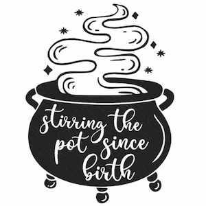 Puede incluir: Ilustración de un caldero negro con el texto "stirring the pot since birth". El caldero tiene tres patas pequeñas, dos asas y vapor que se eleva desde la parte superior. Estrellas y diamantes rodean el vapor.