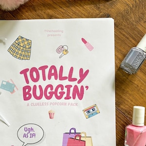 Peut inclure: Une feuille de papier blanche avec le texte "TOTALLY BUGGIN'" et des illustrations d'une jupe, d'un rouge à lèvres, de sacs à provisions et d'une cassette. Un stylo rose et deux flacons de vernis à ongles sont également visibles.