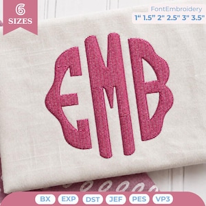 Puede incluir: Un monograma bordado en rosa intenso con las letras EMB en una fuente decorativa sobre un fondo de tela beige claro. El texto indica 6 tamaños disponibles de 1 a 3,5 pulgadas. Los formatos de archivo incluyen BX, EXP, DST, JEF, PES y VP3.