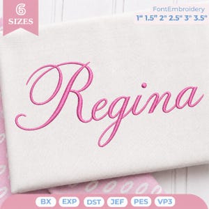 Könnte beinhalten: Ein Stickmuster mit dem Namen Regina in einer pinkfarbenen Schreibschrift auf weißem Stoff. Der Text gibt 6 Größen von 2,54 cm bis 8,89 cm an. Die Dateiformate BX, EXP, DST, JEF, PES und VP3 sind für die Maschinenstickerei aufgeführt.