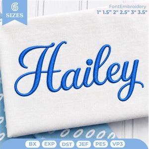Puede incluir: Una muestra de tela blanca con el nombre Hailey bordado en una fuente cursiva azul. La imagen incluye texto que indica 6 tamaños que van de 1 a 3.5 pulgadas y enumera formatos de archivo como BX, EXP, DST, JEF, PES y VP3.