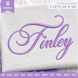 Peut inclure: Un motif de broderie affichant le prénom Finley en écriture cursive violette sur un tissu blanc. L'image indique 6 tailles allant de 2,54 cm à 8,89 cm ainsi qu'une liste de formats de fichiers : BX, EXP, DST, JEF, PES, VP3, BMP, INF, PEC, SEW et XXX.