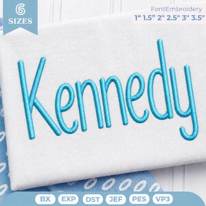 Könnte beinhalten: Ein Stickmuster mit dem Namen Kennedy in leuchtend cyanfarbenem Garn auf weißem Stoffhintergrund. Der Text gibt 6 Größen von 2,54 cm bis 8,89 cm an. Die aufgeführten Dateiformate sind BX, EXP, DST, JEF, PES und VP3.