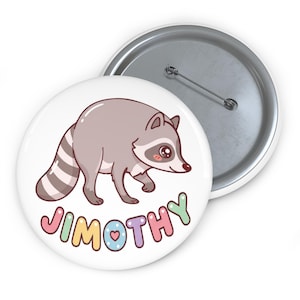Op de afbeelding: Een ronde button met een cartoon wasbeer met grijze vacht en een gestreepte staart. Onder de wasbeer staat de naam JIMOTHY in kleurrijke, afgeronde bubbelletters. De achterkant van de button toont een zilverkleurig metalen speldmechanisme.