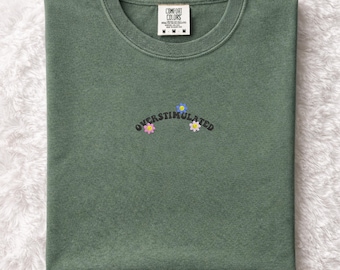 Overstimulated besticktes T-Shirt, minimales Shirt für psychische Gesundheit, kleines T-Shirt mit Blumentext, süßes ästhetisches Komfortfarben-Top, introvertiertes Geschenk