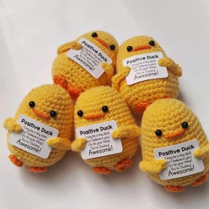 Conjunto de pelúcia de crochê positivo, patinho amarelo feito à mão com cartões de incentivo, presente motivacional fofo, decoração de mesa inspiradora